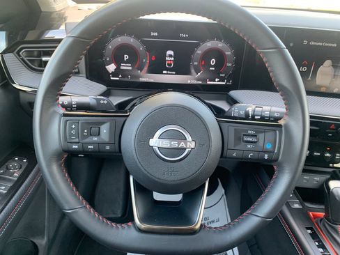 Used 2025 Nissan Kicks SR FWD image 11