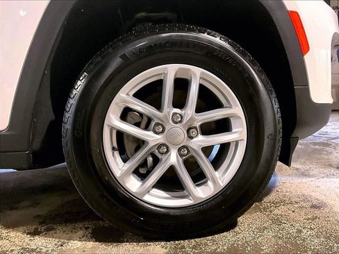 Used 2024 Jeep Grand Cherokee Laredo X image 9