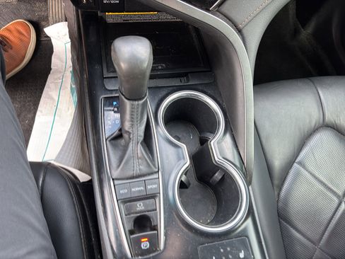 Used 2019 Toyota Camry XLE image 10