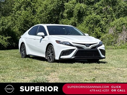 Used 2022 Toyota Camry SE FWD image 1