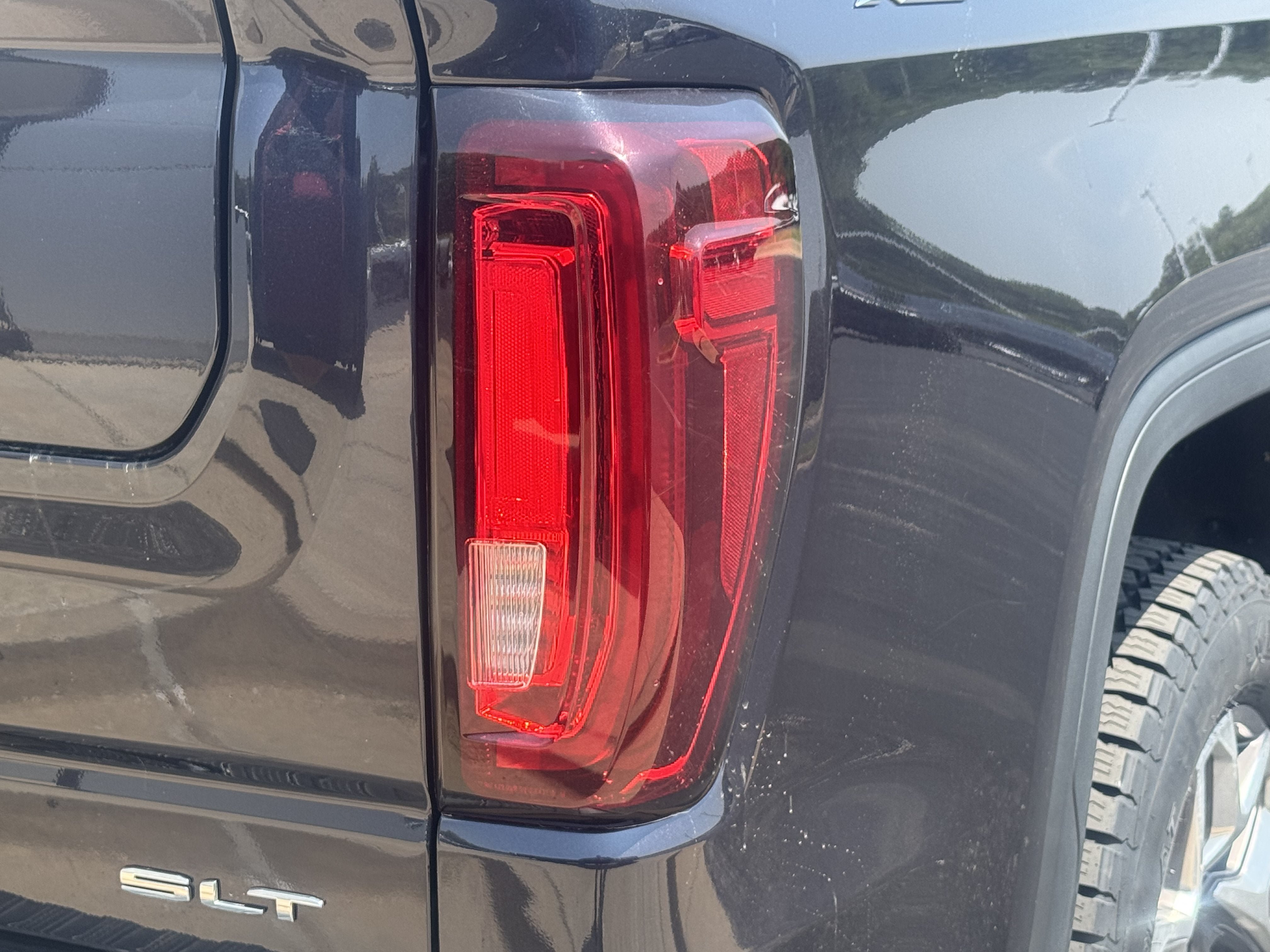 Used 2023 GMC Sierra 1500 SLT w/ SLT Premium Package AWD/4WD image 5
