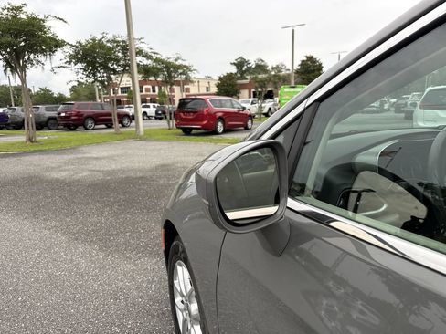 Used 2022 Chrysler Pacifica Touring-L FWD image 11