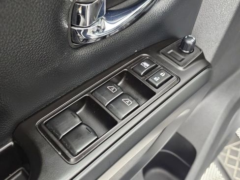 Used 2019 Nissan Titan SV w/ SV Convenience Package image 13