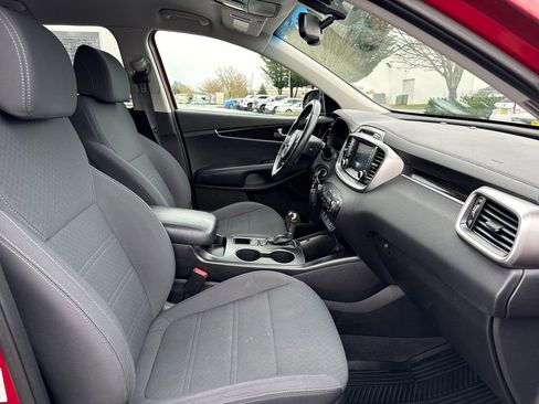 Used 2017 Kia Sorento LX w/ LX Convenience Package image 17