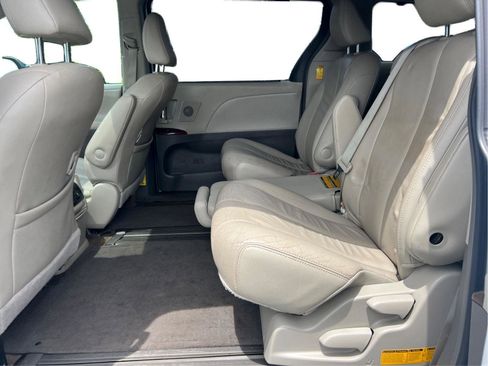 Used 2014 Toyota Sienna XLE w/ XLE Premium Package FWD image 11