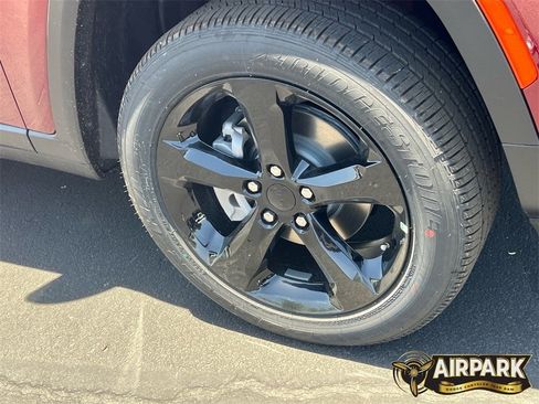 New 2025 Jeep Grand Cherokee Altitude image 10