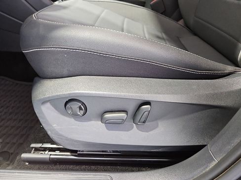 Certified 2023 Volkswagen Taos SE FWD image 17