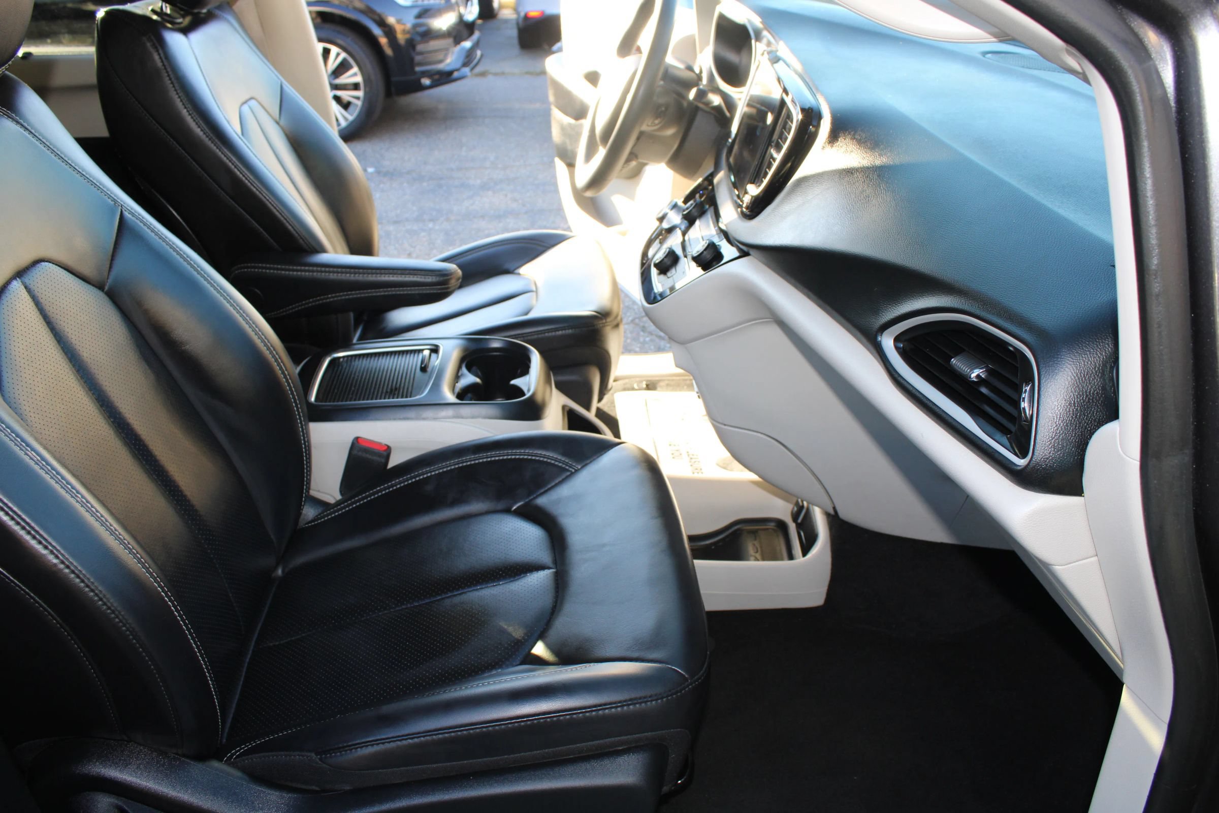 Used 2023 Chrysler Pacifica Touring-L FWD image 17