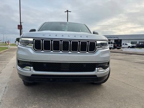 Used 2023 Jeep Wagoneer 4WD w/ Premium Group I image 2