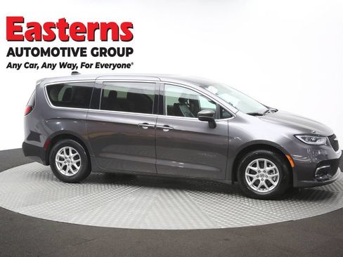 Used 2023 Chrysler Pacifica Touring-L FWD image 48