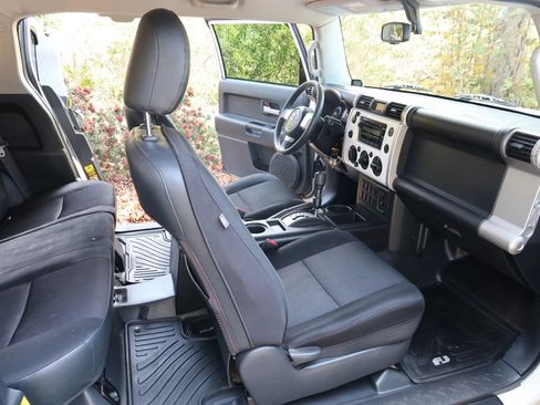 Used 2009 Toyota FJ Cruiser 2WD w/ TRD Sport Pkg image 29