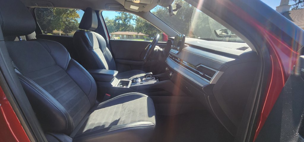 Used 2024 Mitsubishi Outlander SE Black Edition FWD image 25