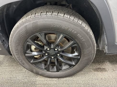 Used 2023 Jeep Cherokee Altitude Lux image 8