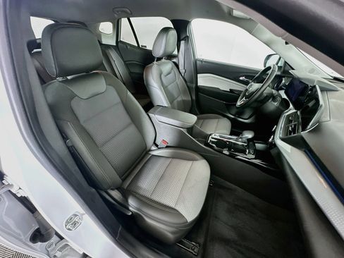 Used 2025 Chevrolet Trax LT w/ LT Convenience Package FWD image 28