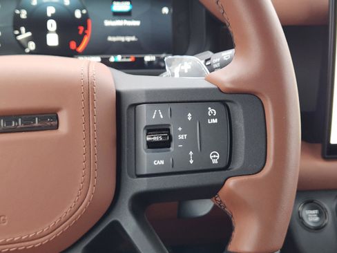 Used 2025 Land Rover Defender 110 image 23