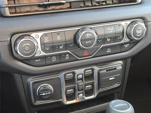 New 2026 Jeep Gladiator Sahara image 28