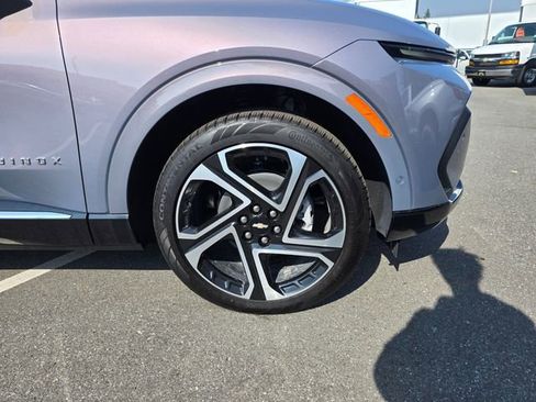 New 2025 Chevrolet Equinox EV LT image 9