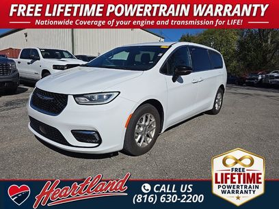 Used 2025 Chrysler Pacifica Select