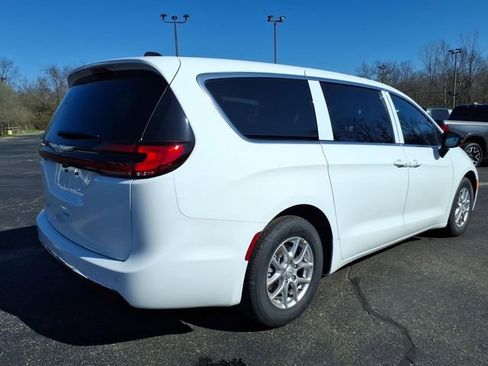 New 2026 Chrysler Pacifica Select image 7