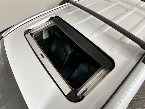 Used 2023 Toyota Highlander XLE image 14