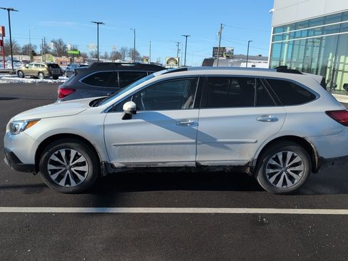 Used 2017 Subaru Outback 2.5i Touring image 2