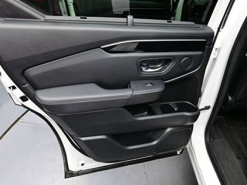 Certified 2023 Honda Pilot Touring image 17