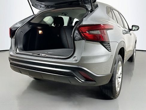 Used 2024 Chevrolet Trax LS w/ LS Convenience Package FWD image 25