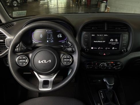 Used 2025 Kia Soul LX w/ LX Technology Package FWD image 12