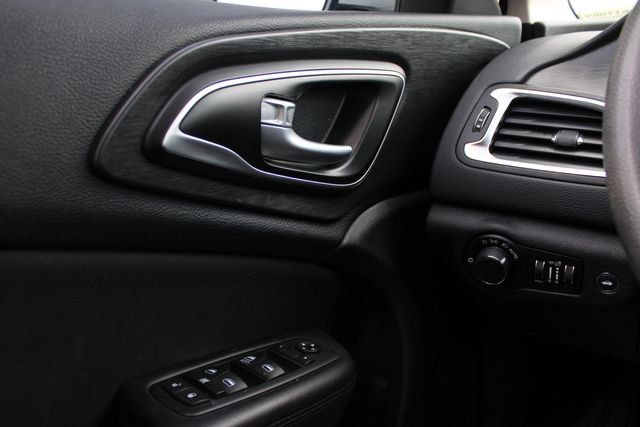 Used 2015 Chrysler 200 Limited FWD image 9