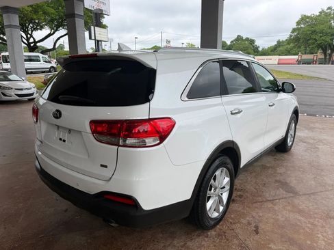Used 2017 Kia Sorento AWD w/ LX Convenience Package image 6