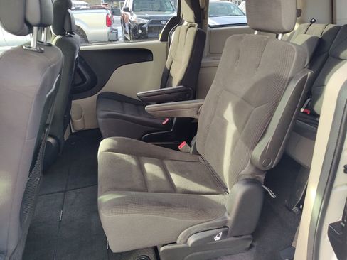 Used 2018 Dodge Grand Caravan SE w/ UConnect Hands-Free Group image 12