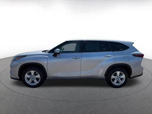 Used 2025 Toyota Highlander LE FWD image 9