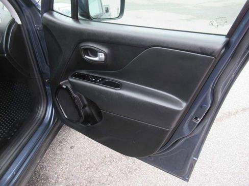 Used 2020 Jeep Renegade Altitude FWD image 22