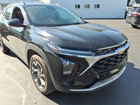 Used 2025 Chevrolet Trax LT FWD image 7