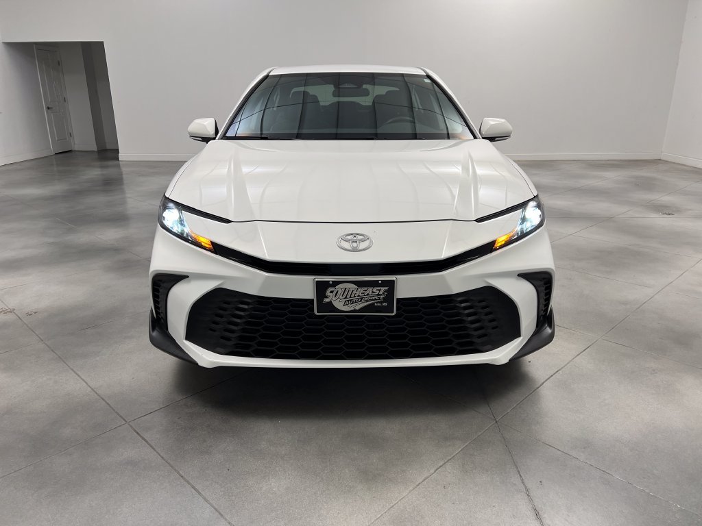 Used 2025 Toyota Camry SE FWD image 3