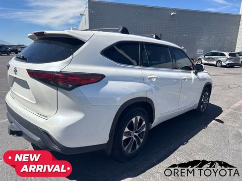 Used 2020 Toyota Highlander XLE AWD/4WD image 4