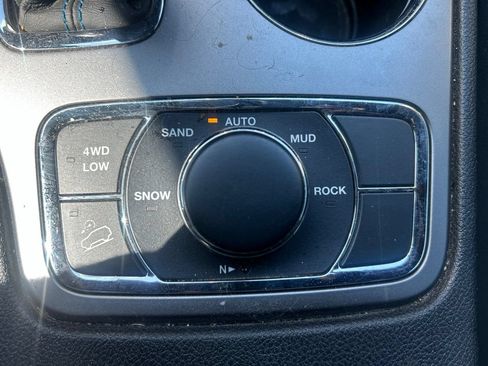 Used 2018 Jeep Grand Cherokee Laredo AWD/4WD image 24