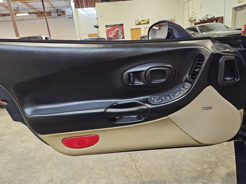 Used 2000 Chevrolet Corvette Coupe w/ Roof Pkg image 30