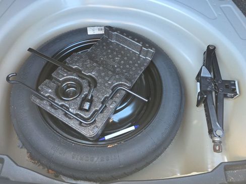 Used 2018 Toyota Corolla LE image 15