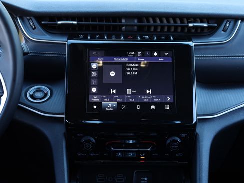 Used 2023 Jeep Grand Cherokee Laredo image 9