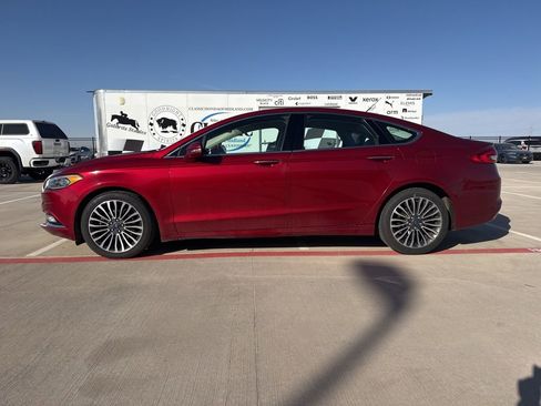 Used 2017 Ford Fusion SE w/ Fusion SE Technology Package image 2