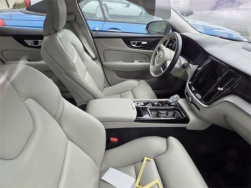 Used 2022 Volvo S60 T8 Inscription image 5