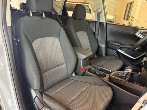 Used 2025 Kia Soul LX w/ LX Technology Package FWD image 26
