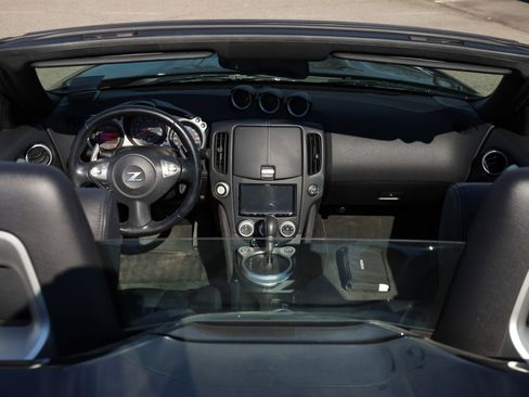 Used 2017 Nissan 370Z Touring image 8