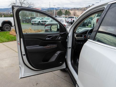 Used 2021 GMC Acadia Denali w/ Denali Ultimate Package image 19