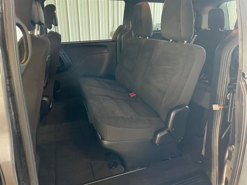 Used 2018 Dodge Grand Caravan SE FWD image 15