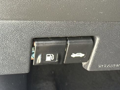 Used 2021 Nissan Versa SR FWD image 19
