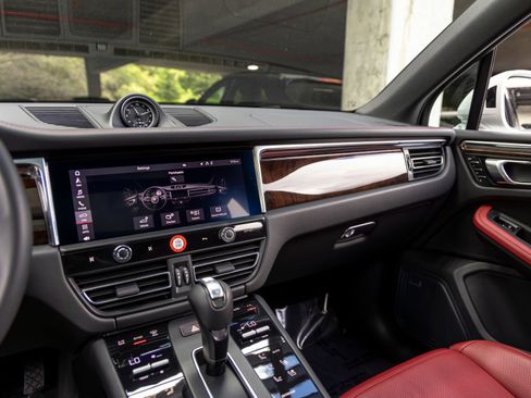 Certified 2025 Porsche Macan AWD/4WD image 37