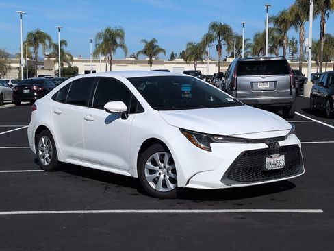 Used 2020 Toyota Corolla LE image 2