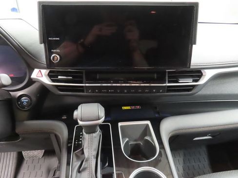 Used 2025 Toyota Sienna Platinum AWD/4WD image 22